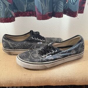 Vans 9.5 men’s Black Skull Print Sneakers